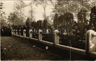 Komárom, Komárno; temetés, temető, sírkert / funeral, cemetery. photo + "Csehszlovákországi magyar szocziáldemokrata munkáspárt komáromi zsoportja"