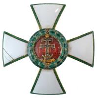 1935-1945. "A Magyar Érdemkereszt III. osztálya" aranyozott és zománcozott bronz kitüntetés, hátoldalán függőleges tűvel, a vízszintes keresztszárakon "4.GYE.-TI.-IKARA.(tisztikara)" (50mm) T:XF zománchiba Hungary 1935-1945. "Hungarian Cross of Merit, 3rd Class" gold plated and enamelled bronze decoration with vertical pin engraved "4.GYE.-TI.-IKARA.(officer corps)" (50mm) C:XF enamel error NMK 377.