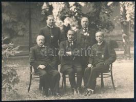 cca 1930 Békésvármegye Törvényhatósági Iskolánkívüli Népművelési Bizottságának vezetői, a képen (ülő sor, balról jobbra): vitéz Pánczél József vármegyei főjegyző, helyettes elnök; bajczai Beliczey Miklós főispán; vitéz sarkadi Márki (Márky) Barna alispán, a bizottság elnöke; (álló sor): Somodi József kir. tanfelügyelő, ügyvezető elnök; Tantó (Tanthó) József vármegyei népművelési titkár. A hátoldalon feliratozott fotó, 15x20,5 cm