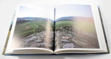 Burger Barna: Kékvándor. Ösvények, utak, képek. Bp., 2015, Magyar Természetjáró Szövetség. Kiadói ka...