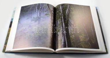 Burger Barna: Kékvándor. Ösvények, utak, képek. Bp., 2015, Magyar Természetjáró Szövetség. Kiadói ka...