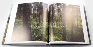 Burger Barna: Kékvándor. Ösvények, utak, képek. Bp., 2015, Magyar Természetjáró Szövetség. Kiadói ka...