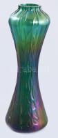 Jugendstil Lötz jellegű váza. Irizáló zöld hutaüveg plasztikus, üvegszál díszítéssel.. Jelzés nélkül, száján belül egy egészen minimális pattogzással. 20 cm