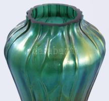 Jugendstil Lötz jellegű váza. Irizáló zöld hutaüveg plasztikus, üvegszál díszítéssel.. Jelzés nélkül...