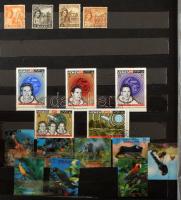 Vegyes külföldi bélyegek nagyalakú 10 lapos berakóban + Schaubek világalbum bélyegekkel, benne magya...