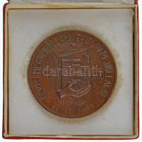1970. "Békés Megyei Állami Építőipari Vállalat - Békéscsaba" egyoldalas, öntött bronz emlékérem eredeti tokban. Szign.: Simon F. (61mm) T:AU patina