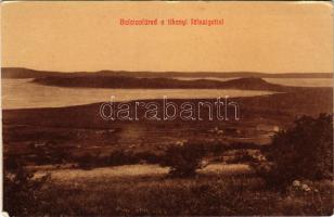 Balatonfüred, a tihanyi félszigettel. A polgári iskola épülete (1906) már áll, de a vasút még nem épült meg. Koller Károly József kiadása, W. L. (?) 858. (EK)