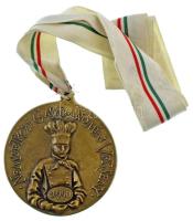 1990. "Nemzetközi Gasztronómiai Verseny / Budapesti Tavaszi Fesztivál" kétoldalas, öntött bronz érem szalagon (97mm) T:AU