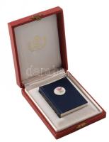 Dr. Sikota Győző: Das Porzellan von Herend. Bp.,1980, Műszaki. Német nyelven. Kiadói nyl-kötés, porcelán medalionnal, kiadói díszdobozban. Megjelent 1000 példányban.