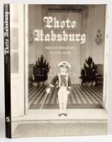 Photo Habsburg. Frigyes főherceg és családja. Összeáll.: Heiszler Vilmos - Szakács Margit - Vörös Károly. Bp., 1988, Corvina. Gazdag fekete-fehér képanyaggal illusztrálva. Kiadói egészvászon-kötés, kiadói papír védőborítóban.