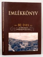 Emlékkönyv. 70 éves az Országos Onkológiai Intézet. Szerk.: Szücs Gábor. Bp., 2006, Országos Onkológiai Intézet. Kiadói kartonált papírkötés, kiadói papír védőborító, egy lap szélén címkével, kissé kopott, kissé karcos borítóval.