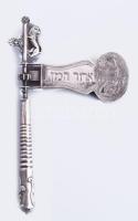 Ezüst (Ag) Purim ünnepi kereplő, 1883, orosz, jelzett, mesterjellel, gazdagon díszített, 20x13 cm, bruttó 123g /// Purim a zsidó nép megmenekülését ünnepli, amelyet Eszter könyve mesél el. A kereplőt akkor használják, amikor a Tóra-olvasás során elhangzik Hámán neve. /// Silver (Ag) Purim Noisemaker, 1883, Russian, hallmarked, with maker's mark, richly decorated, 20 × 13 cm, gross weight 123 g. /// Purim celebrates the deliverance of the Jewish people as told in the Book of Esther. The noisemaker is used during the reading of the Torah whenever Haman's name is mentioned.