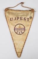 ca 1940 Az UTE Újpest labdarúgó csapat több játékosa által aláírt zászló. Jávor Pál, Horváth Károly,  Balogh István a 1939-ben Közép-Európa Kupa-győztes és az 1938-as világbajnokság ezüstérmese Aknavölgyi József, Aknai János, Salamon János stb. Selyem zászló, a zászlón zománc jelvénnyel.   ca 1940 Autograph signed flag of UTE football team, with autograph signateres of players, among them Wolrd Cup medalists