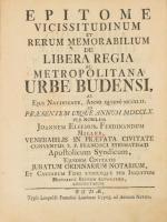 Miller, (János Ferdinánd) Joannes E. Ferdinandus: Epitome vicissitudinum et rerum memorabilium de libera regia ac metropolitana urbe Budensi, ab ejus nativitate, anno quippe MCCXLII. ad praesentem usque annum MDCCLX. Budae, 1760. Landerer. 1 kihajt. t. (a budai vár látképe)+(12)+210+(2)p.+ 1 kihajt. térk. (Buda és Pest alaprajza) A metszet Binder János Fülöp munkái. A címkép metszet hiányzik. Korabeli aranyozott gerincű félvászon kötésben.
