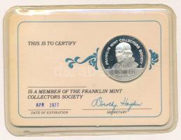 Amerikai Egyesült Államok 1977. "Franklin Verde Éremgyűjtő Egyesület" Ag emlékérem kitöltetlen igazolványlapon (~7g/0.925/26mm) T:PP USA 1977. "Franklin Mint Collectors Society" Ag medallion on a blank ID card (~7g/0.925/26mm) C:PP