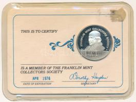 Amerikai Egyesült Államok 1976. "Franklin Verde Éremgyűjtő Egyesület" Ag emlékérem kitöltetlen igazolványlapon (~7g/0.925/26mm) T:PP USA 1976. "Franklin Mint Collectors Society" Ag medallion on a blank ID card (~7g/0.925/26mm) C:PP