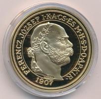 DN "Történelmi aranypénzek - 1907. 100 Korona Ferenc József Megkoronázásának Negyvenedik Évfordulójára" aranyozott Cu utánveret "COPY" beütéssel, kapszulában, színes tájékoztatóval (40mm) T:PP