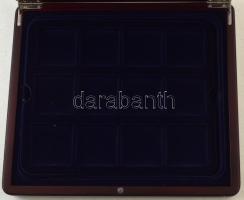 Mahagóni fa éremtartó kazetta bársonybéléssel, 1db kivehető tálcával, 12db férőhellyel, egyenként maximum 50x50mm nagyságú érmék, emlékveretek számára. Újszerű állapotban.