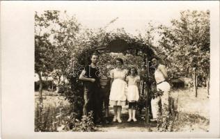 1928 Bicske, Száraz család méhészete. photo