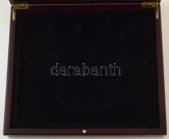 Mahagóni fa érmetartó kazetta bársonybéléssel, 7db 30mm-es férőhelyű kivehető tálcával, újszerű állapotban, a kazetta külsején karcolásokkal.