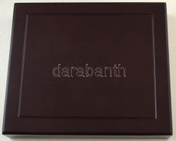 Mahagóni fa érmetartó kazetta bársonybéléssel, 7db 30mm-es férőhelyű kivehető tálcával, újszerű álla...