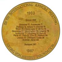 1987. "25. Nemzetközi Találkozó - Hevesy György Alapítvány" kétoldalas, angol nyelvű bronz...