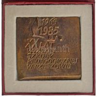 Lengyelország 1973. "XX lat Wyższej Szkoły Pedagogicznej w Rzeszówie (20 éves a Rzeszówi Pedagógiai Egyetem)" kétoldalas bronz emlékplakett eredeti tokban (80x80mm) T:AU Poland 1973. "XX lat Wyższej Szkoły Pedagogicznej w Rzeszówie (20th anniversary of the Pedagogical University of Rzeszów)" double-sided bronze commemorative plaque in original case (80x80mm) C:AU