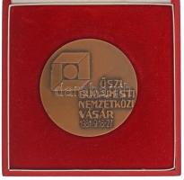 1981. "HUNGEXPO - Budapest / Őszi Budapesti Nemzetközi Vásár 1981.9.18-27." bronz emlékérem tokban (70mm) T:AU
