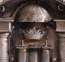 Ezüst (Ag) összecsukható hanukija úti gyertyatartó - az ókori szentély főbb elemeivel díszítve, gyer...