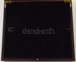 Mahagóni fa érmetartó kazetta bársonybéléssel, 1db beépített + 2db kivehető tálcával, összesen 24db ~47mm-es férőhellyel. Használt, de jó állapotban (külső méretek: ~305x265x63mm)