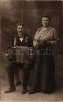 1916 Bremen, férfi harmonikával és kitüntetéssel, hölgy csörgődobbal / man with accordion and military honors, lady with tambourine. photo