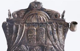 Ezüst (Ag) menóra oroszlánok és a kőtábla ábrázolásával, samesszel. cca 1867-1920, Prága jelzett, JK...