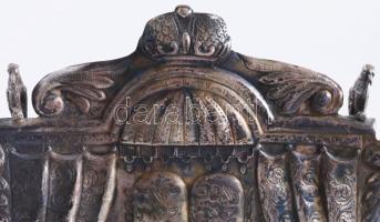 Ezüst (Ag) menóra oroszlánok és a kőtábla ábrázolásával, samesszel. cca 1867-1920, Prága jelzett, JK...