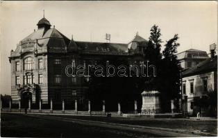 Kolozsvár, Cluj; Biblioteca Universitatii / Egyetemi Könyvtár, emlékmű. No. I. - 1933. / university library, monument. photo