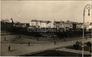 1931 Szatmárnémeti, Szatmár, Satu Mare; Piata Regele Carol / Károly király tér, automobil, Weisz Gyula, Jacob Berger, Weisz üzlete, bank. Singer Nándor kiadása / square, shops, bank