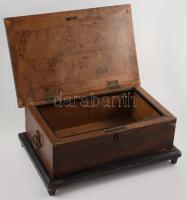 cca 1930 Art deco fa díszdoboz, kulcs nélkül, sérüléssel, tetején art deco női akt jelenettel, 34x22...