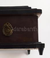 cca 1930 Art deco fa díszdoboz, kulcs nélkül, sérüléssel, tetején art deco női akt jelenettel, 34x22...