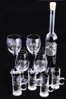 Snapszos és boros készlet fémlemez díszítéssel. Snapszos üveg 4 pohárral m: 36 cm, + 4 pohár m: 22 cm