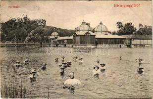 1910 Hévíz, fürdőház, fürdőzők. Marton Mór kiadása (EB)