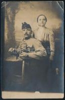ca 1914 Szivarozó huszár karddal, fotólap saroktöréssel