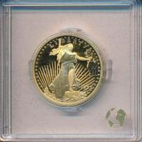 "1933-as Dupla sas érmének jelzett utánverete" aranyozott Ag (10g/0.999/25mm) kapszulában, tanúsítvánnyal T:PP "Copy of the 1933. Double eagle coin" gilt Ag (10g/0.999/25mm) in capsule, with certificate C:PP