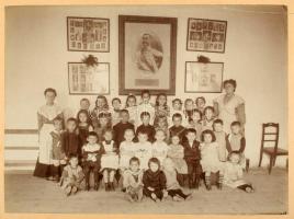 ca 1900 Selmecbányai óvoda csoportképe, háttérben az uralkodó képével, nagy méretű kemányhátú fotó kis hiánnyal., 36x30 cm