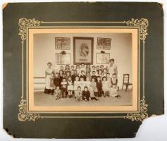 ca 1900 Selmecbányai óvoda csoportképe, háttérben az uralkodó képével, nagy méretű kemányhátú fotó k...