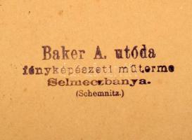 ca 1900 Selmecbányai óvoda csoportképe, háttérben az uralkodó képével, nagy méretű kemányhátú fotó k...