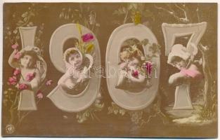 1907 BUÉK, két, egymásra ragasztott újévi montázs üdvözlőlap gyerekekkel és virágokkal / 2 New Year ...