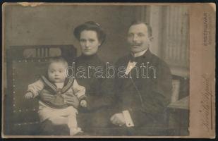 ca 1900 Érsekújvár, Kovács Antal műterme: családi fotó kabinetfotó 17x11 cm