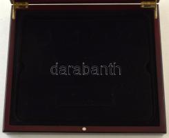 Mahagóni fa érmetartó kazetta bársonybéléssel, 1db kivehető- és 1db beépített tálcával "A világ legkisebb aranyérméi" sorozat számára, összesen 7db ~29mm-es, és 1db ~121x204mm-es férőhellyel. Beépített dekoratív nagyítóval. Használt de újszerű állapotban.