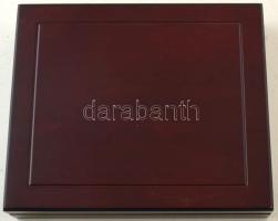 Mahagóni fa érmetartó kazetta bársonybéléssel, 1db kivehető- és 1db beépített tálcával "A világ...