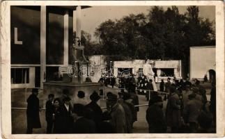 1937 Budapest XIV. BNV Nemzetközi Vásár, Varta, Pertrix reklám, csónakmotorok, robot ember. Ipartörténeti érdekesség, hogy az első magyar úgynevezett robotember az 1937-es BNV-n volt látható. A Gépembert Zelenka László (1902-1960) mérnök és Bortnyik Sándor (1893?1976) avantgárd művész tervezte (EB)