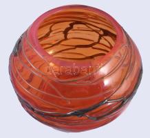 cca 1975 Mdina máltai üveg váza, anyagában színezett, üvegszál rátéttel, jelzés nélkül, d: 18 cm, m:...